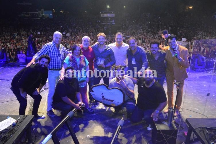 Los Huayra y la habitual selfie con el público de fondo. (Foto: Comuna de Sauce Viejo)
