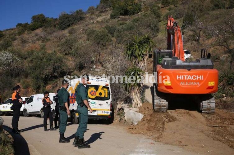 España: dramático intento de rescate de un niño que cayó a un pozo de 110 metros