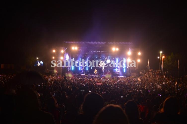 Una multitud en la última noche del Festival del Pescador 2019 (Foto: Comuna de Sauce Viejo)
