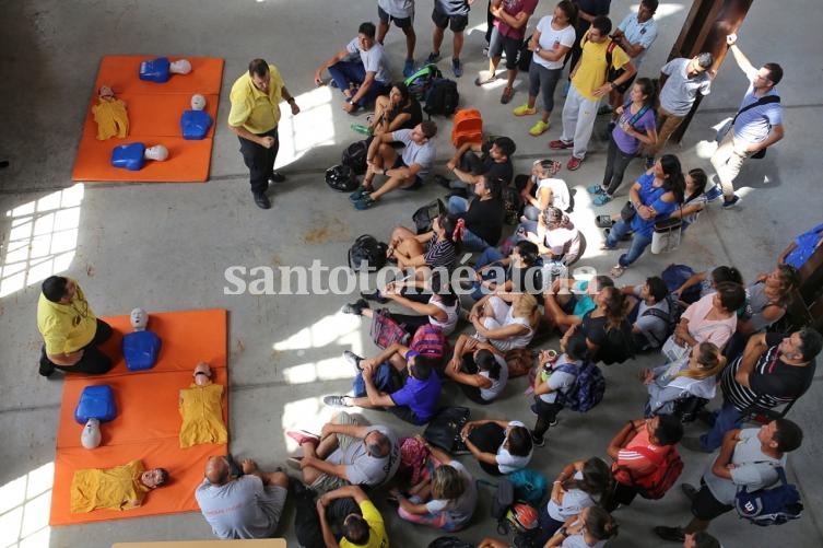 Una de las charlas consistió en reforzar conocimienos sobre RCP. (Foto: Municipalidad de Santa Fe)