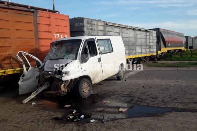 Una traffic chocó contra el tren en el cruce de las vías con la Autovía 19. (Foto: LT10)
