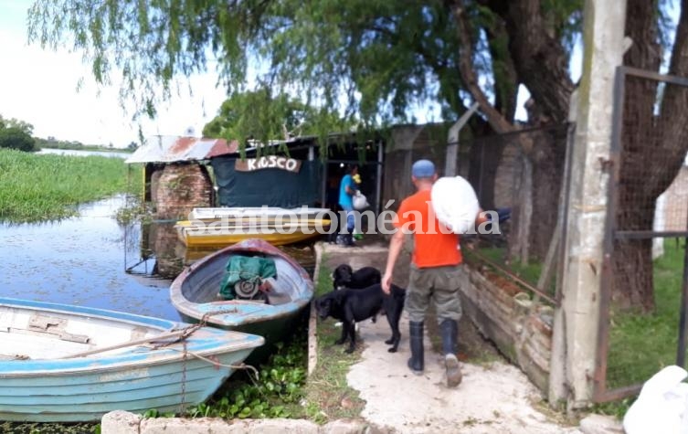 Santa Fe: Asisten a familias ubicadas fuera de las defensas