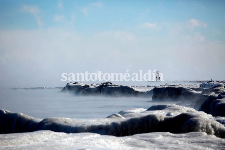 El hielo cubre la costa del lago Michigan en Chicago./ AFP