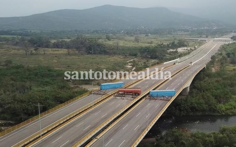 En Venezuela bloquearon la llegada de ayuda humanitaria desde Colombia.