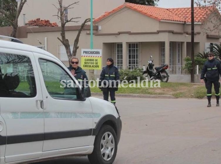 Personal de la Municipalidad trabaja en la colocación de la señalización correspondiente y el ordenamiento del tránsito vehicular. (Foto: Gobierno de Santo Tomé)