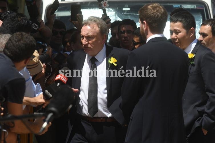 Neil Warnock, DT del Cardiff City, junto al CEO Ken Choo, consternados por la muerte de Emiliano Sala. (Foto: Clarín)