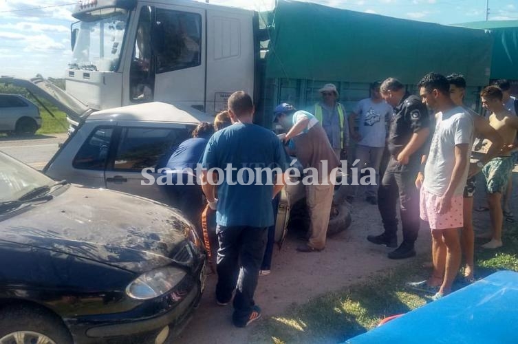 Sauce Viejo: Chocaron un camión y un auto en la Ruta 11