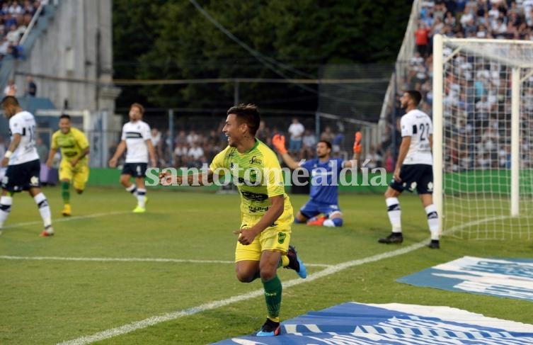 Domingo Blanco sale a festejar el gol de Defensa. (Fotobaires)