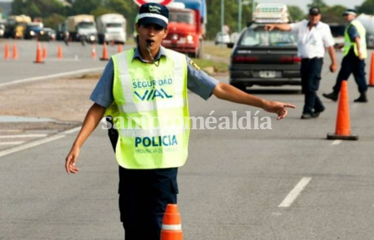 Le ofreció dinero a un policía en la autopista: terminó detenido