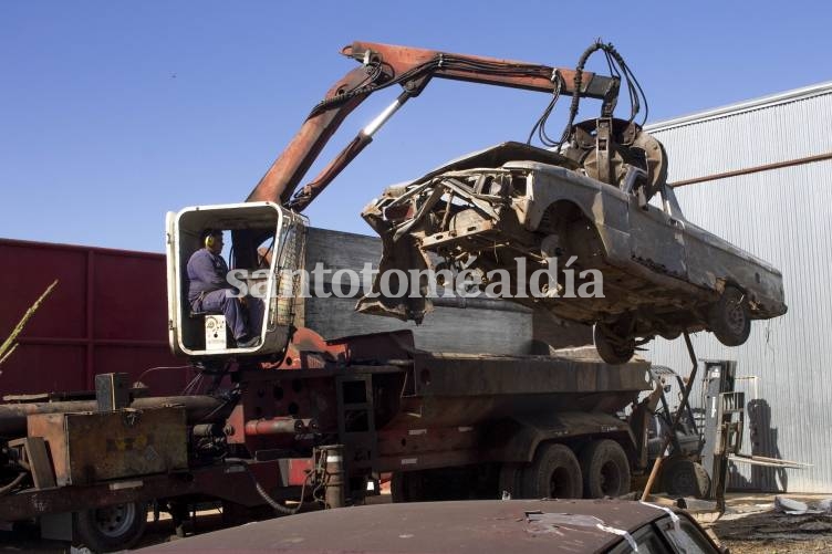 Santa Fe: Compactan vehículos abandonados en la vía pública