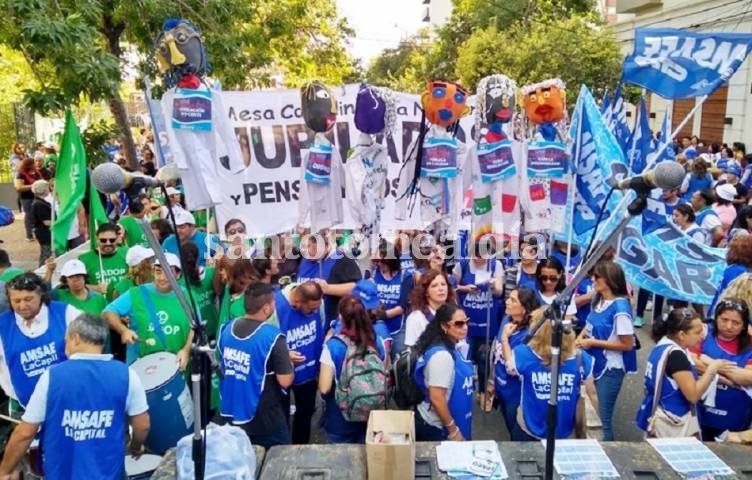 Docentes se manifestaron frente a la Región IV de Educación