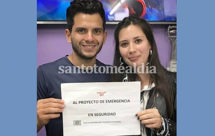 Clemente entrega copias de su proyecto para declarar la Emergencia en Seguridad.