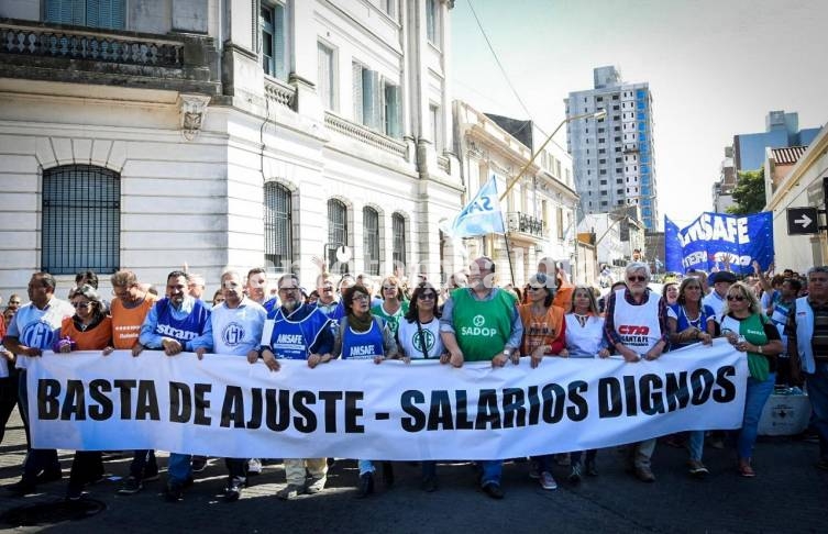 Santa Fe: Multitudinaria marcha a Plaza 25 de Mayo