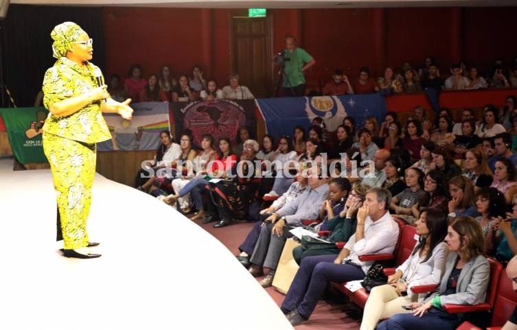 Leymah Gbowee, Nobel de la Paz, brindó una conferencia en Santa Fe