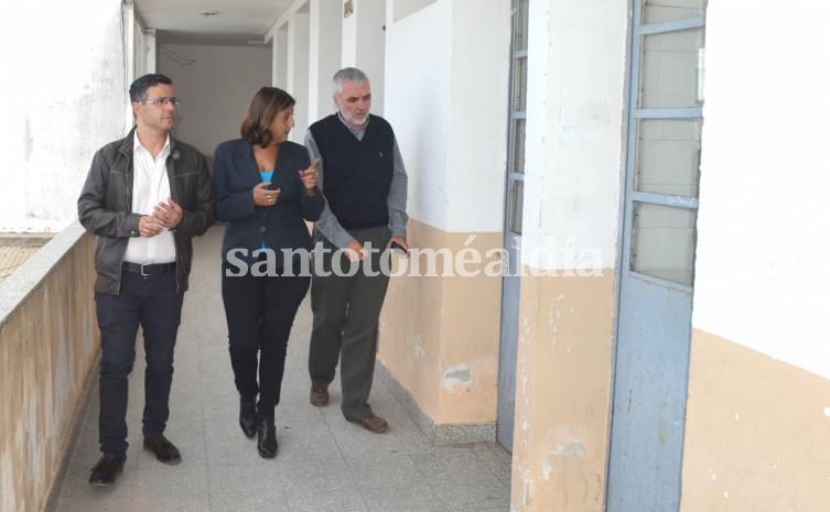 Daniela Qüesta visitó el edificio de la ex escuela 614, que se pone en valor. (Foto: Municipalidad de Santo Tomé)
