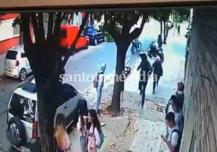 Motochorros dispararon en un asalto y una bala impactó en la mochila de una nena