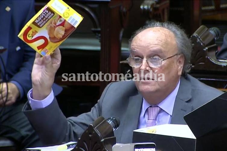 De Mendiguren llevó patitas de pollo al recinto para criticar el modelo económico del Gobierno