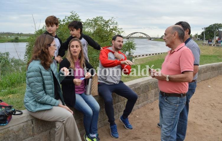 Bielsa y Schmidhalter, durante la recorrida por la ciudad.