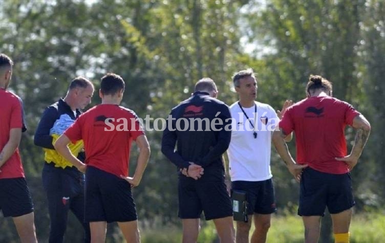 Lavallén paró un inédito equipo para visitar a Vélez
