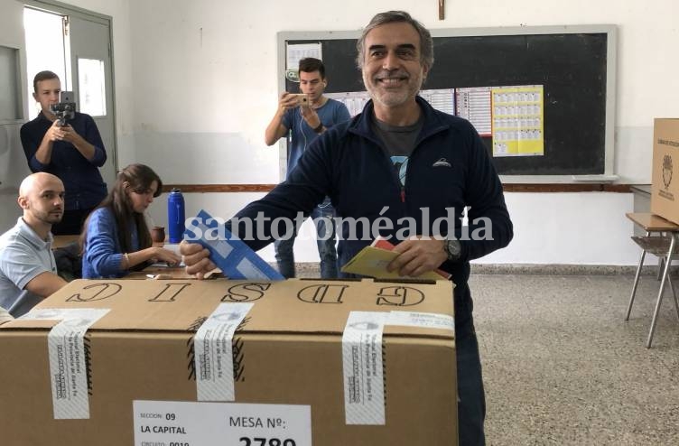 Votó Miguel González, precandidato a senador