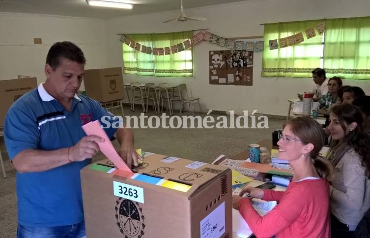 Pedro Uliambre votó en Sauce Viejo