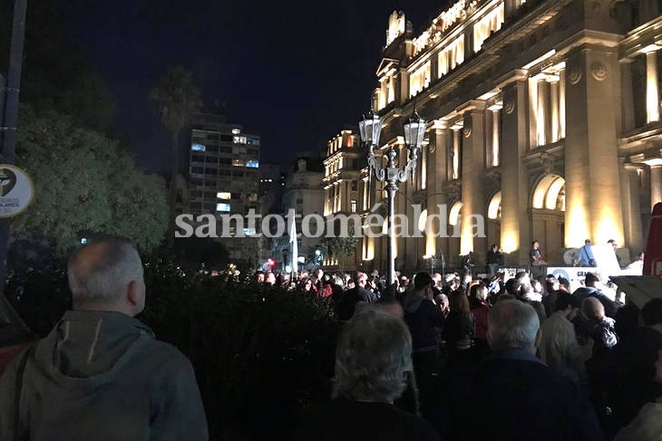A oscuras, una multitud salió a respaldar a Ramos Padilla frente a Tribunales