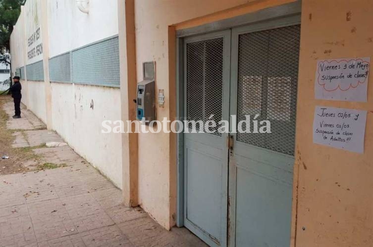 Sauce Viejo: Tras las balaceras, colocarán vinilos blindados en la Escuela Perón