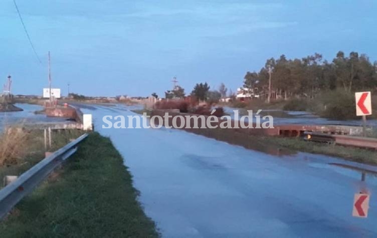El arroyo Los Padres cortó la Ruta 11 al sur de Sauce Viejo
