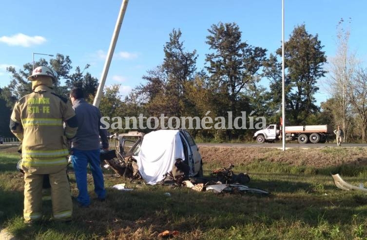 Bomberos, policía ambulancias acudieron al lugar pero el conductor falleció prácticamente en el acto. (Foto: LT10)