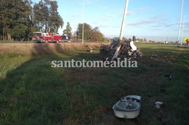 Bomberos, policía ambulancias acudieron al lugar pero el conductor falleció prácticamente en el acto. (Foto: LT10)