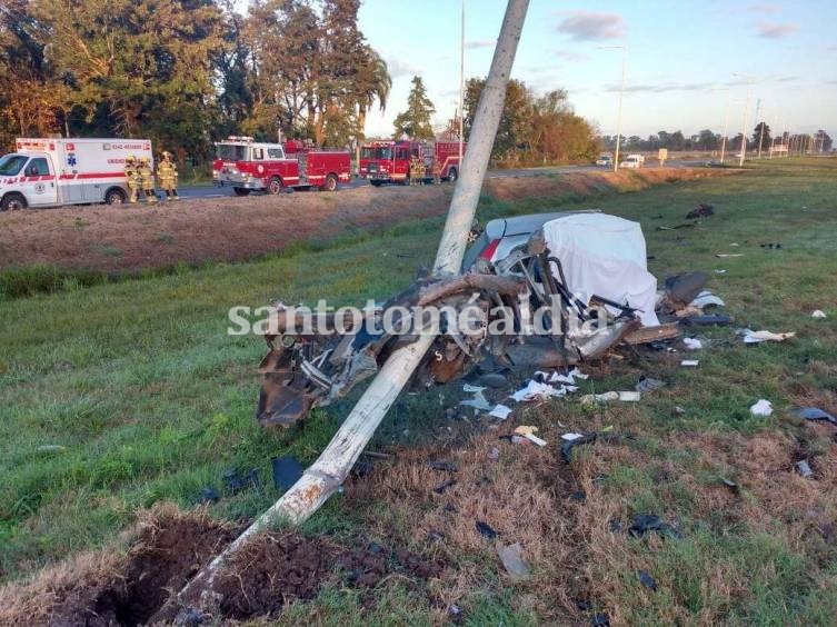 La imagen del vehículo siniestrado permite imaginar la violencia del impacto contra la columna. (Foto: LT10)