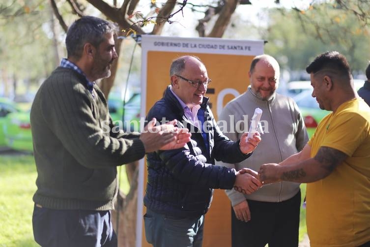 Santa Fe: Entregaron nuevas licencias de remises