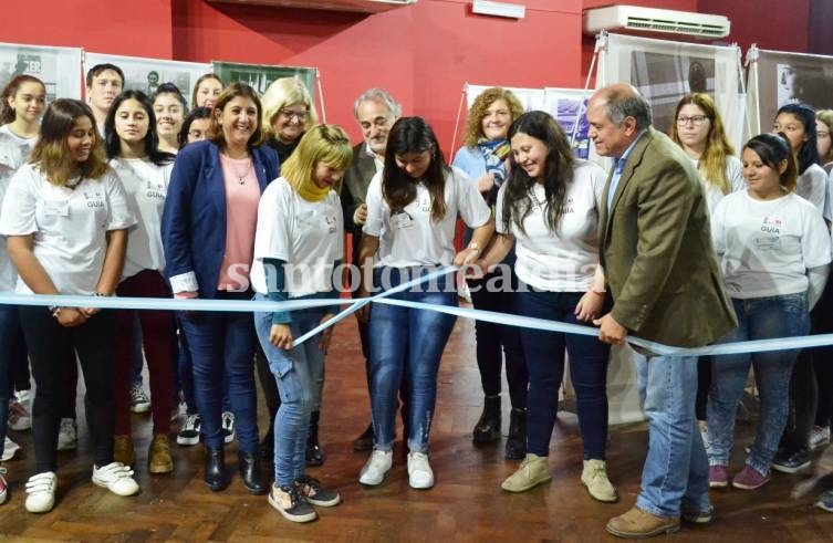 Daniela Qüesta inauguró la muestra sobre Ana Frank