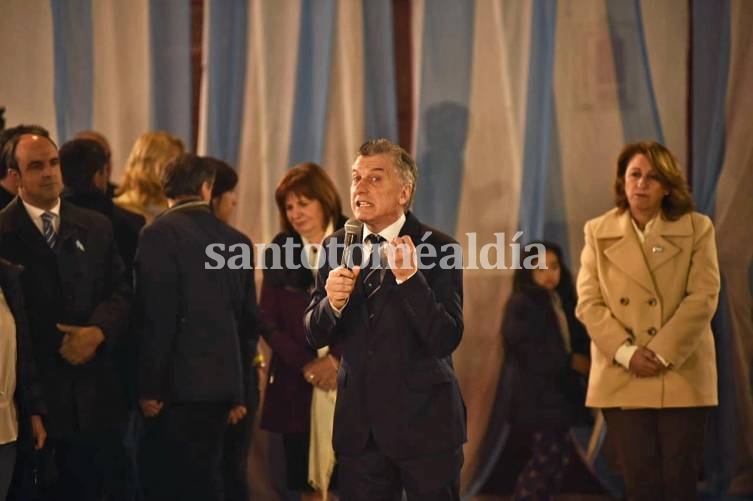 En el acto del Día de la Bandera, Macri cargó contra los Moyano