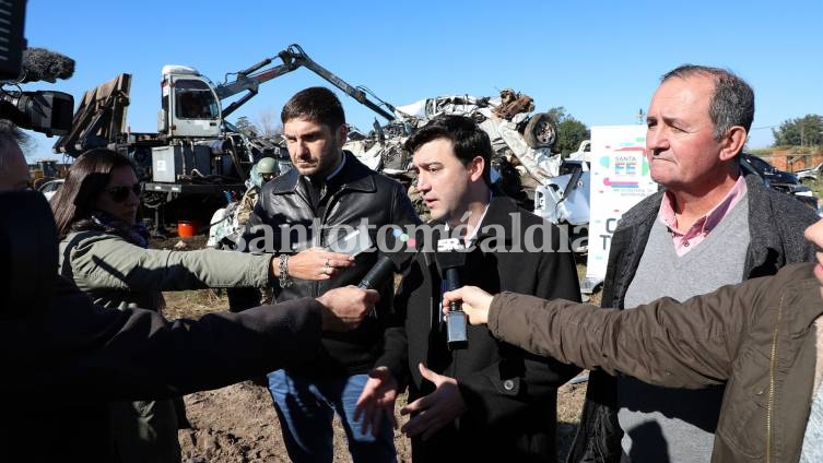 La provincia inició la compactación de vehículos de un desarmadero ilegal en Recreo