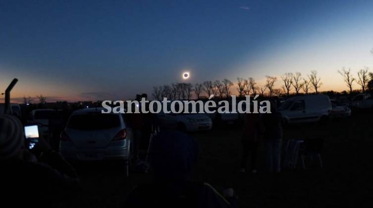 El fenómeno se extendió entre 40 segundos y cuatro minutos, según el lugar de observación. (Télam)