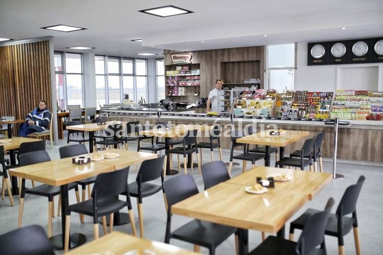 El nuevo bar con el que cuenta el Aeropuerto Metropolitano. (Foto: Municipalidad de Santa Fe)