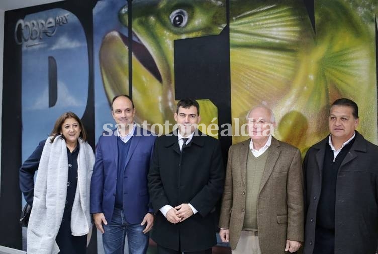 Los funcionarios, con el mural elaborado por 