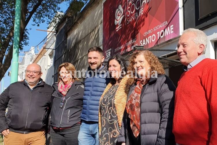 Enrique Estévez y Carolina Piedrabuena visitaron el local del Partido Socialista de Santo Tomé.