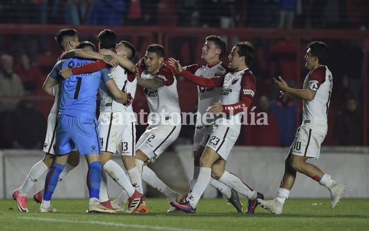 Los penales le dieron la clasificación a Colón