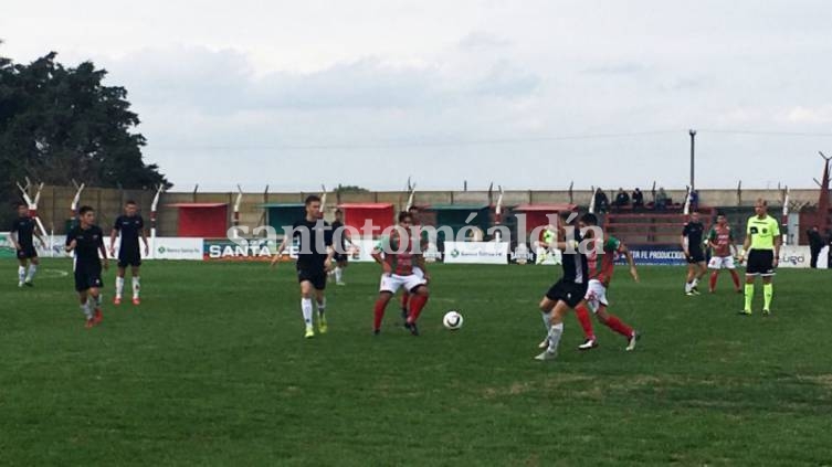 Sp. Las Parejas sacó ventaja en el partido de ida. 