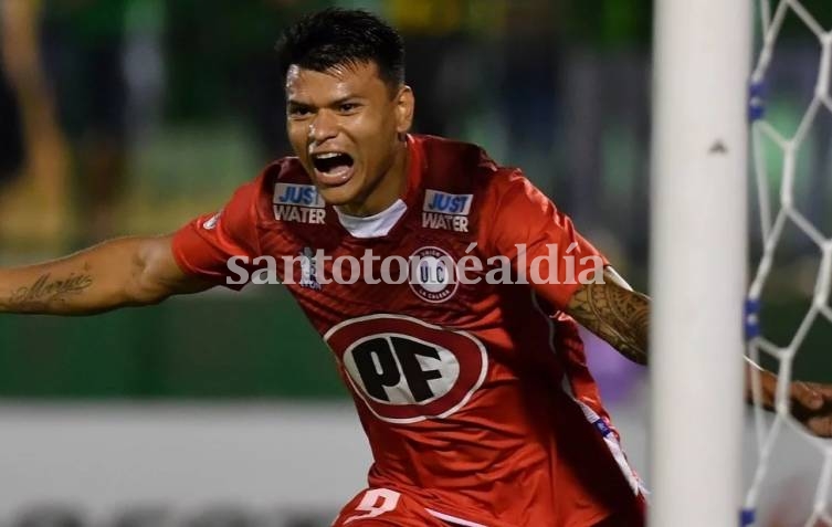 Unión quiere a Walter Bou, pero compite con Defensa y Justicia.
