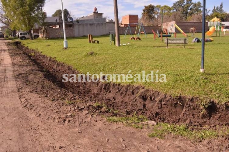 Las tareas incluyen rectificación y limpieza de zanjas. (Foto: Comuna de Sauce Viejo)