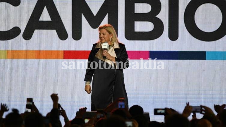En llamas, Carrió pidió redoblar el esfuerzo: