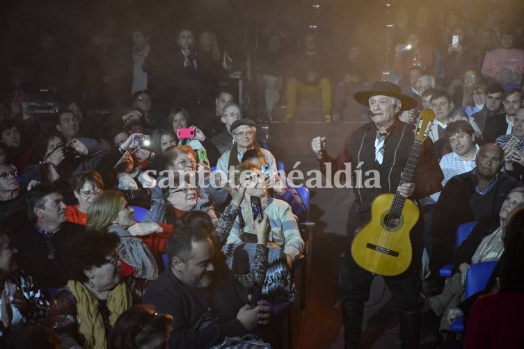 Orlando Vera Cruz brindó un recital en la sala Luz y Fuerza de Santa Fe.