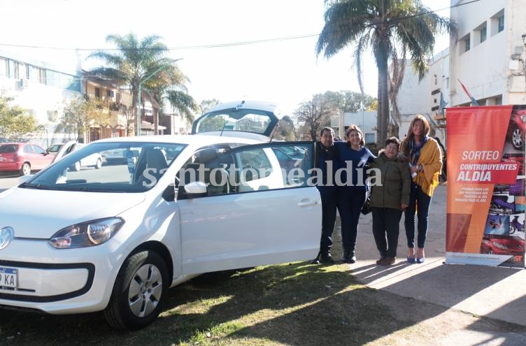 Entregaron el auto a ganadores del sorteo Contribuyentes al Día 2017