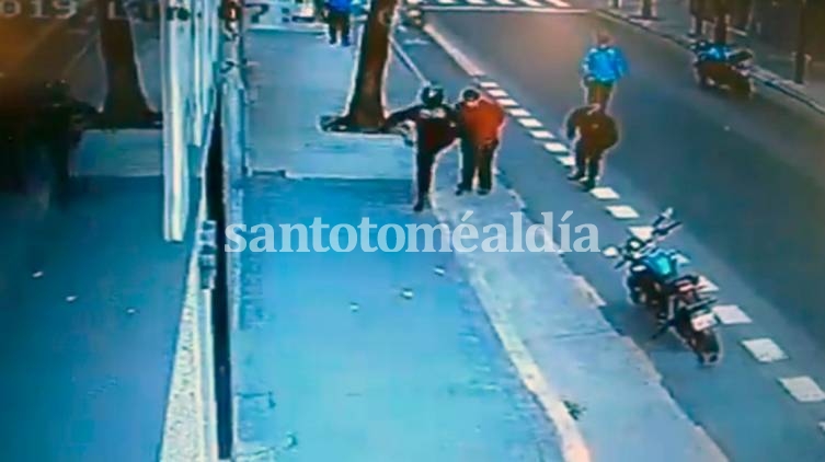 Obstruía el tránsito, un policía le pegó una patada en el pecho y el hombre murió