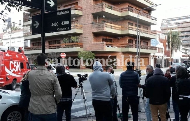 Allanaron la casa de Claudia Villafañe por las camisetas de Diego Maradona