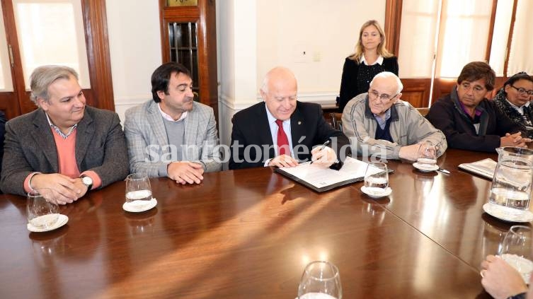 La Provincia financiará la construcción de 200 viviendas para el movimiento Los Sin Techo 