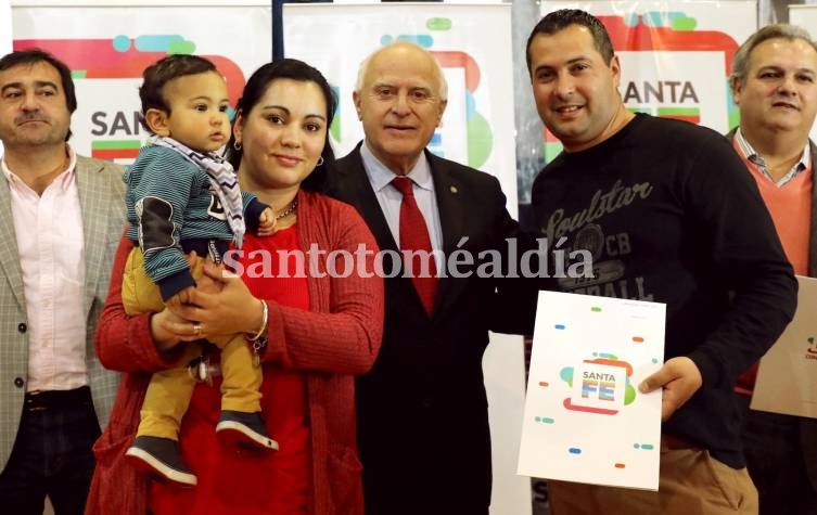 Lifschitz entregó 331 escrituras a familias del departamento La Capital